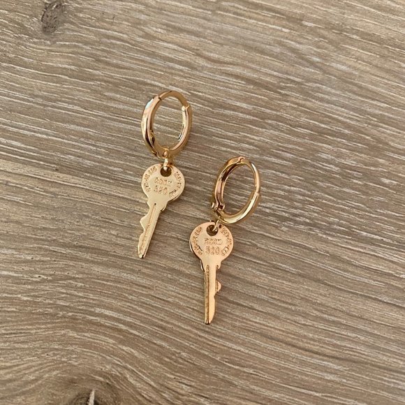 ♥️BRAND NEW GOLDEN KEY EARRINGS♥️ - Picture 2 of 2